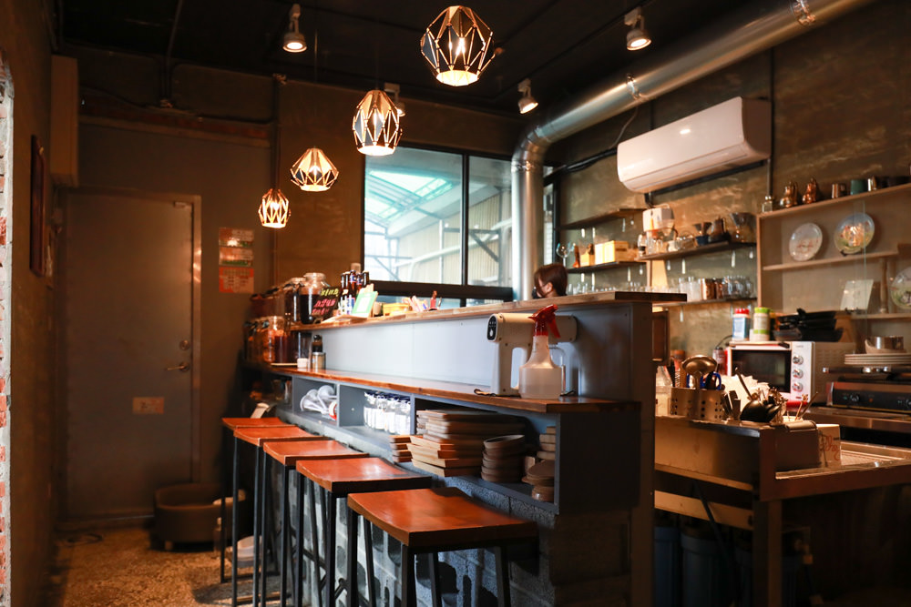 台南美食推薦|CREMA CAFÉ葵瑪咖啡。老宅咖啡廳中的寵物友善餐廳。寵物餐點、超人氣鳥巢布丁、 - 第6張圖 台南美食推薦|CREMA CAFÉ葵瑪咖啡。老宅咖啡廳中的寵物友善餐廳。寵物餐點、超人氣鳥巢布丁、