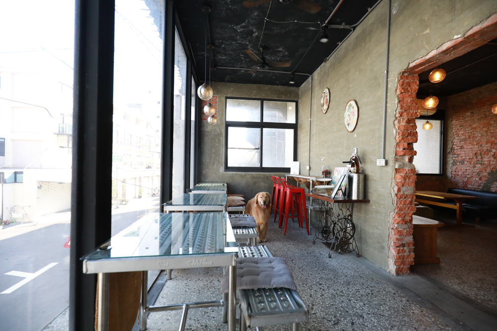 台南美食推薦｜CREMA CAFÉ葵瑪咖啡。老宅咖啡廳中的寵物友善餐廳。寵物餐點、超人氣鳥巢布丁、