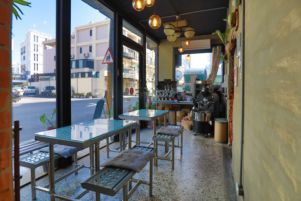 台南美食推薦|CREMA CAFÉ葵瑪咖啡。老宅咖啡廳中的寵物友善餐廳。寵物餐點、超人氣鳥巢布丁、 - 第4張圖 台南美食推薦|CREMA CAFÉ葵瑪咖啡。老宅咖啡廳中的寵物友善餐廳。寵物餐點、超人氣鳥巢布丁、