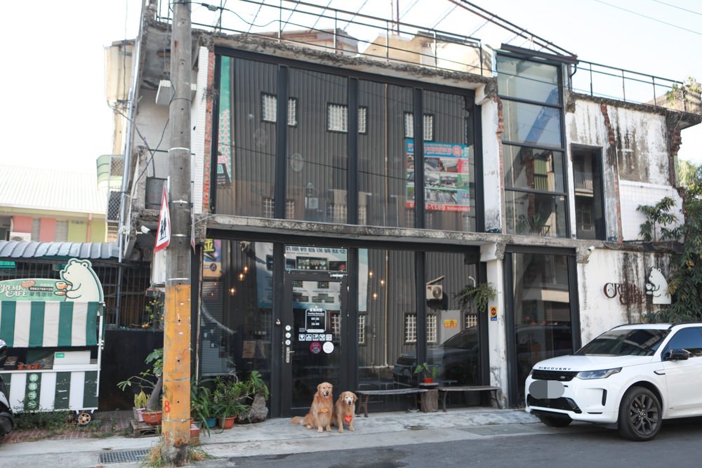 台南美食推薦|CREMA CAFÉ葵瑪咖啡。老宅咖啡廳中的寵物友善餐廳。寵物餐點、超人氣鳥巢布丁、 - 第2張圖 台南美食推薦|CREMA CAFÉ葵瑪咖啡。老宅咖啡廳中的寵物友善餐廳。寵物餐點、超人氣鳥巢布丁、