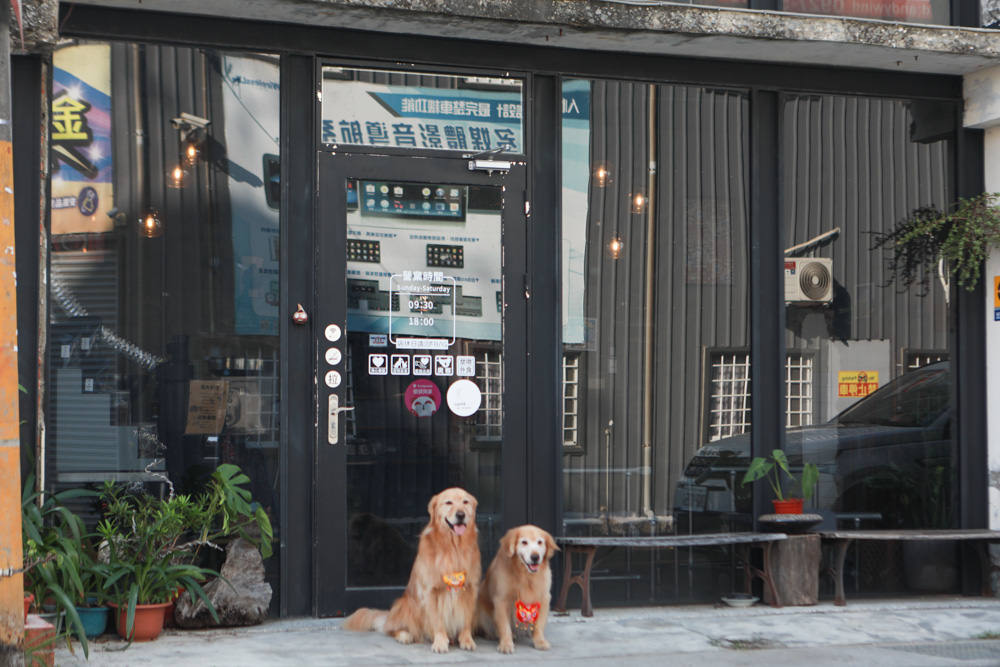 台南美食推薦|CREMA CAFÉ葵瑪咖啡。老宅咖啡廳中的寵物友善餐廳。寵物餐點、超人氣鳥巢布丁、 - 第23張圖 台南美食推薦|CREMA CAFÉ葵瑪咖啡。老宅咖啡廳中的寵物友善餐廳。寵物餐點、超人氣鳥巢布丁、