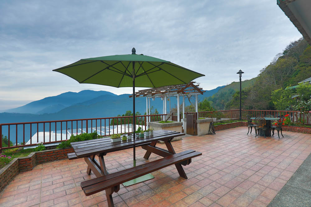 南投清境絕景民宿|五里坡民宿5KM Villa。清境寵物友善民宿、碧湖湖景絕美山居、療癒系日落、一泊二食(下午茶、早餐) - 第3張圖 南投清境絕景民宿|五里坡民宿5KM Villa。清境寵物友善民宿、碧湖湖景絕美山居、療癒系日落、一泊二食(下午茶、早餐)