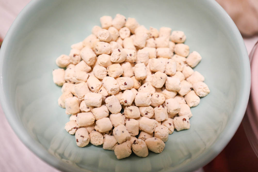 寵物凍乾推薦｜優格寵物食譜TOMA-PRO鮮肉佐餐凍乾。依照寵物身體機能設計、新鮮頂級食材、均衡營養、餐餐美味又健康