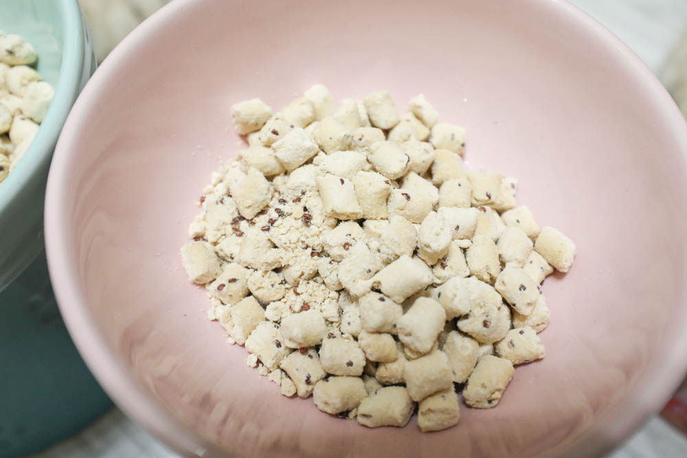 寵物凍乾推薦｜優格寵物食譜TOMA-PRO鮮肉佐餐凍乾。依照寵物身體機能設計、新鮮頂級食材、均衡營養、餐餐美味又健康