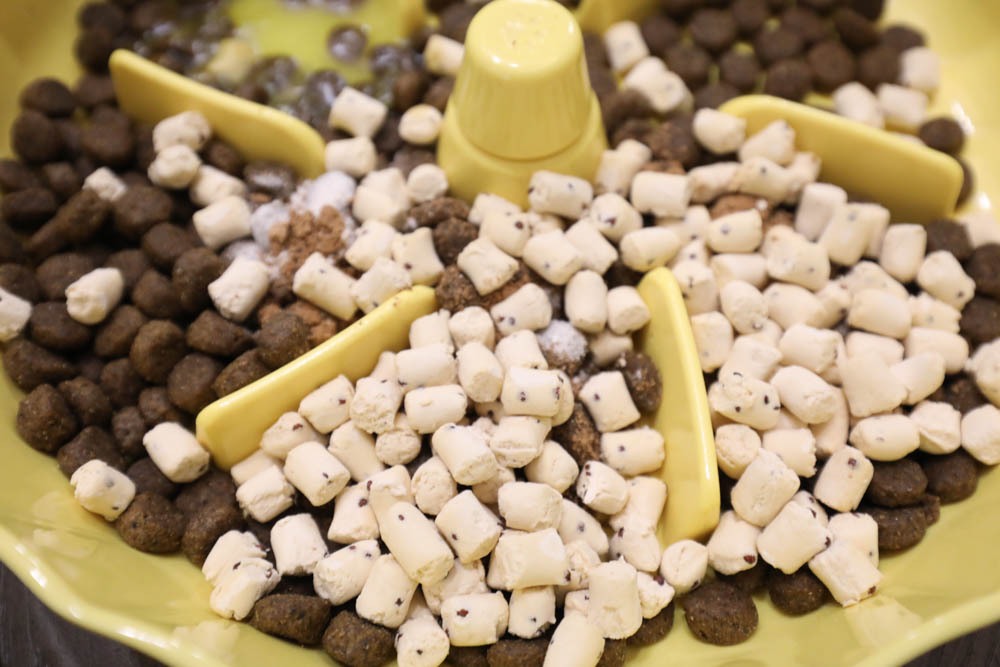 寵物凍乾推薦｜優格寵物食譜TOMA-PRO鮮肉佐餐凍乾。依照寵物身體機能設計、新鮮頂級食材、均衡營養、餐餐美味又健康