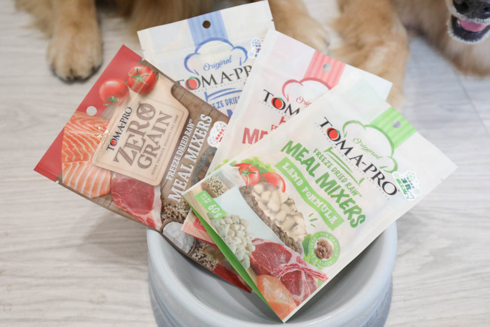 寵物凍乾推薦｜優格寵物食譜TOMA-PRO鮮肉佐餐凍乾。依照寵物身體機能設計、新鮮頂級食材、均衡營養、餐餐美味又健康
