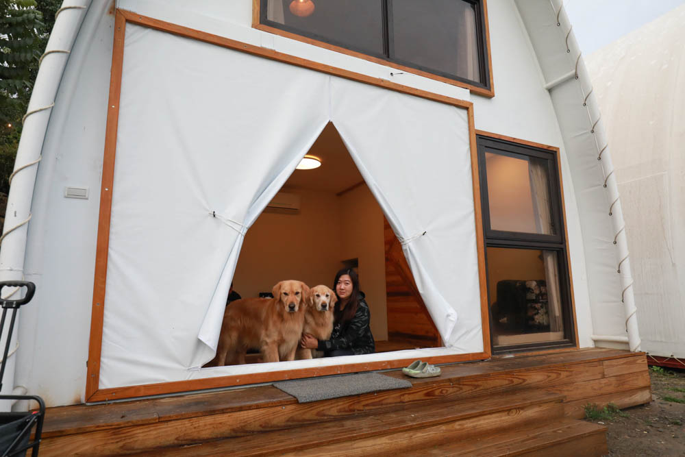 南投懶人豪華露營｜入樹二村嬉皮國度。一泊二食、寵物友善帳篷、異國風情主廚料理、洞穴帳、雙樓帳