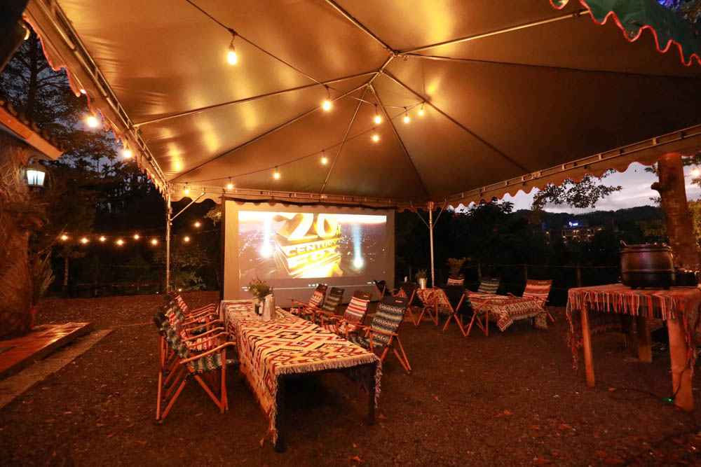 南投懶人豪華露營｜入樹二村嬉皮國度。一泊二食、寵物友善帳篷、異國風情主廚料理、洞穴帳、雙樓帳