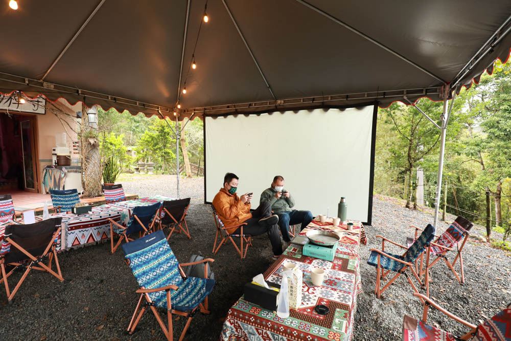 南投懶人豪華露營｜入樹二村嬉皮國度。一泊二食、寵物友善帳篷、異國風情主廚料理、洞穴帳、雙樓帳