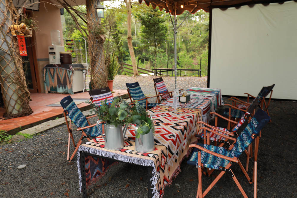 南投懶人豪華露營｜入樹二村嬉皮國度。一泊二食、寵物友善帳篷、異國風情主廚料理、洞穴帳、雙樓帳