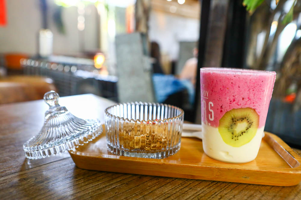 新北三芝淺水灣美食｜公雞咖啡Le coq 。北海岸無敵海景咖啡廳、寵物友善餐廳