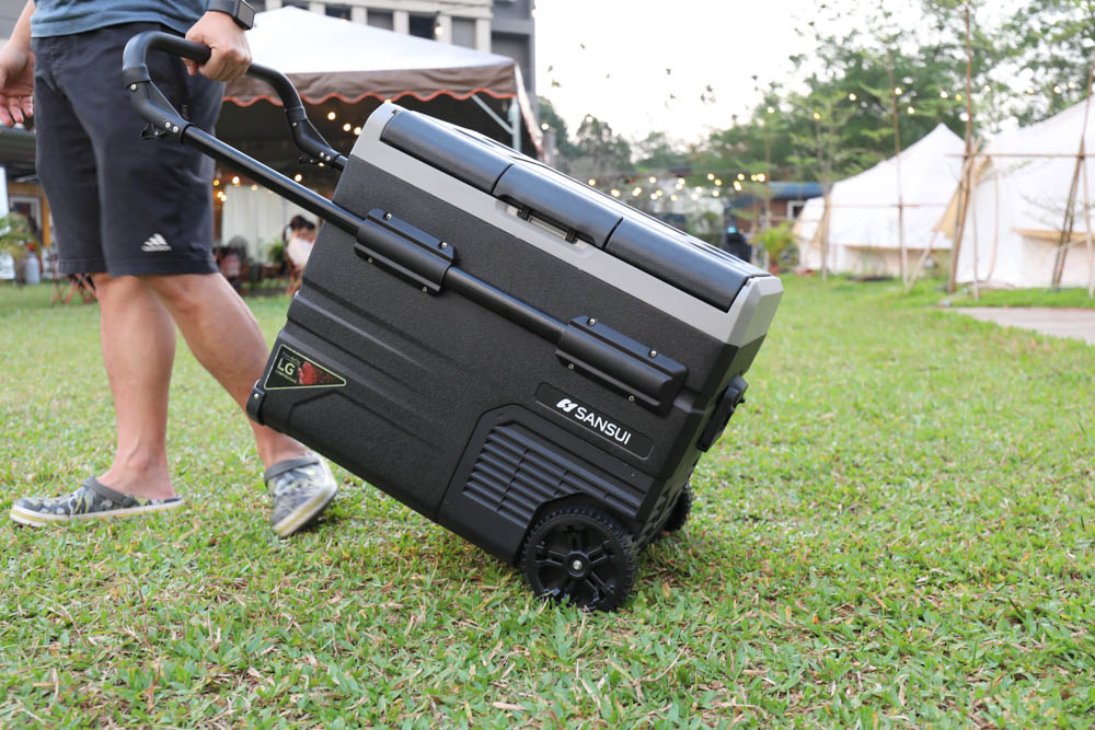 露營野餐裝備推薦｜SANSUI山水行動冰箱45L。LG壓縮機、家用車用、雙槽雙溫控行動冰箱、大空間大容量、輕鬆方便移動、露營旅行超實用！