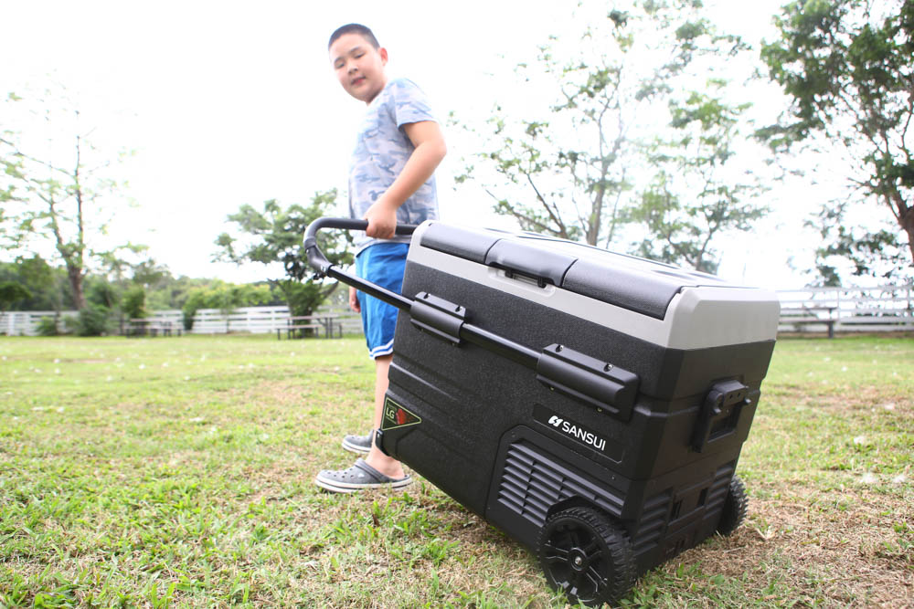 露營野餐裝備推薦｜SANSUI山水行動冰箱45L。LG壓縮機、家用車用、雙槽雙溫控行動冰箱、大空間大容量、輕鬆方便移動、露營旅行超實用！