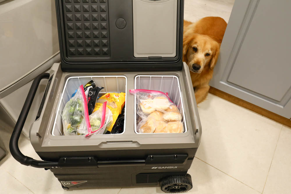 露營野餐裝備推薦｜SANSUI山水行動冰箱45L。LG壓縮機、家用車用、雙槽雙溫控行動冰箱、大空間大容量、輕鬆方便移動、露營旅行超實用！