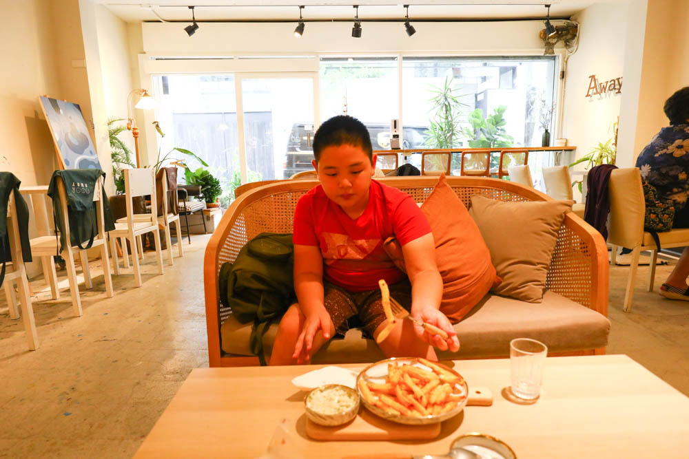 公館美食｜Away cafe 別處咖啡館。可以療癒作畫的咖啡館、寵物友善餐廳、手作甜點