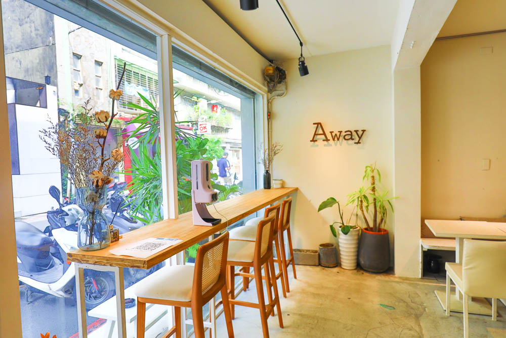 公館美食｜Away cafe 別處咖啡館。可以療癒作畫的咖啡館、寵物友善餐廳、手作甜點