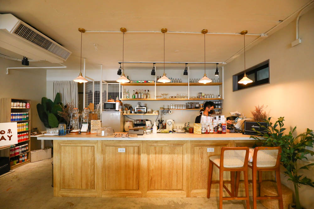 公館美食｜Away cafe 別處咖啡館。可以療癒作畫的咖啡館、寵物友善餐廳、手作甜點