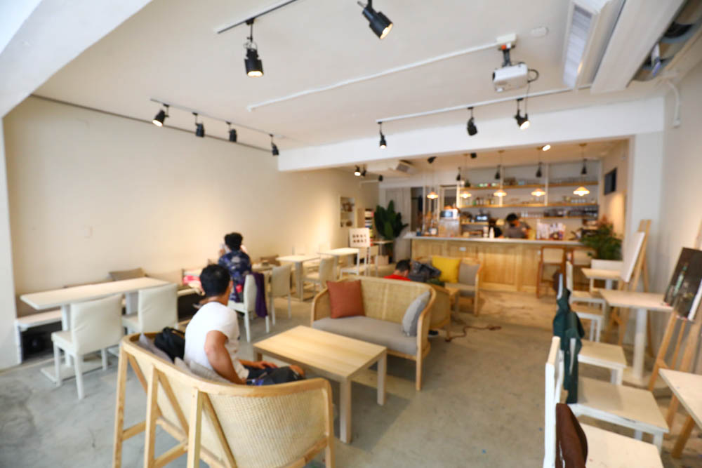 公館美食｜Away cafe 別處咖啡館。可以療癒作畫的咖啡館、寵物友善餐廳、手作甜點