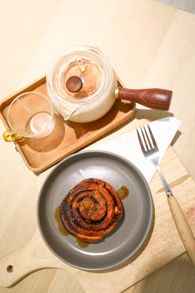 公館美食｜Away cafe 別處咖啡館。可以療癒作畫的咖啡館、寵物友善餐廳、手作甜點