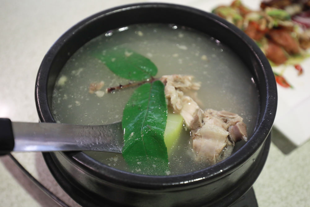 新店美食|加納富魚食坊‧內洞美食。寵物友善餐廳、烏來在地食材創意料理、冷泉養殖鱘龍魚 - 第11張圖 新店美食|加納富魚食坊‧內洞美食。寵物友善餐廳、烏來在地食材創意料理、冷泉養殖鱘龍魚