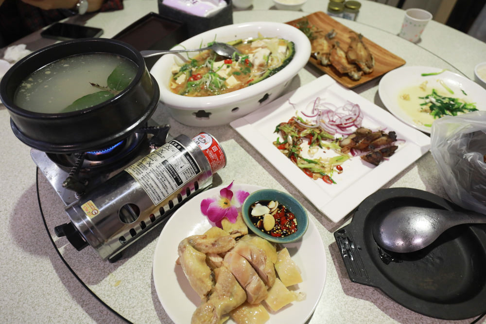 新店美食|加納富魚食坊‧內洞美食。寵物友善餐廳、烏來在地食材創意料理、冷泉養殖鱘龍魚 - 第15張圖 新店美食|加納富魚食坊‧內洞美食。寵物友善餐廳、烏來在地食材創意料理、冷泉養殖鱘龍魚