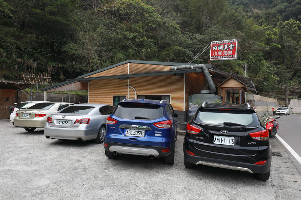 新店美食|加納富魚食坊‧內洞美食。寵物友善餐廳、烏來在地食材創意料理、冷泉養殖鱘龍魚 - 第3張圖 新店美食|加納富魚食坊‧內洞美食。寵物友善餐廳、烏來在地食材創意料理、冷泉養殖鱘龍魚