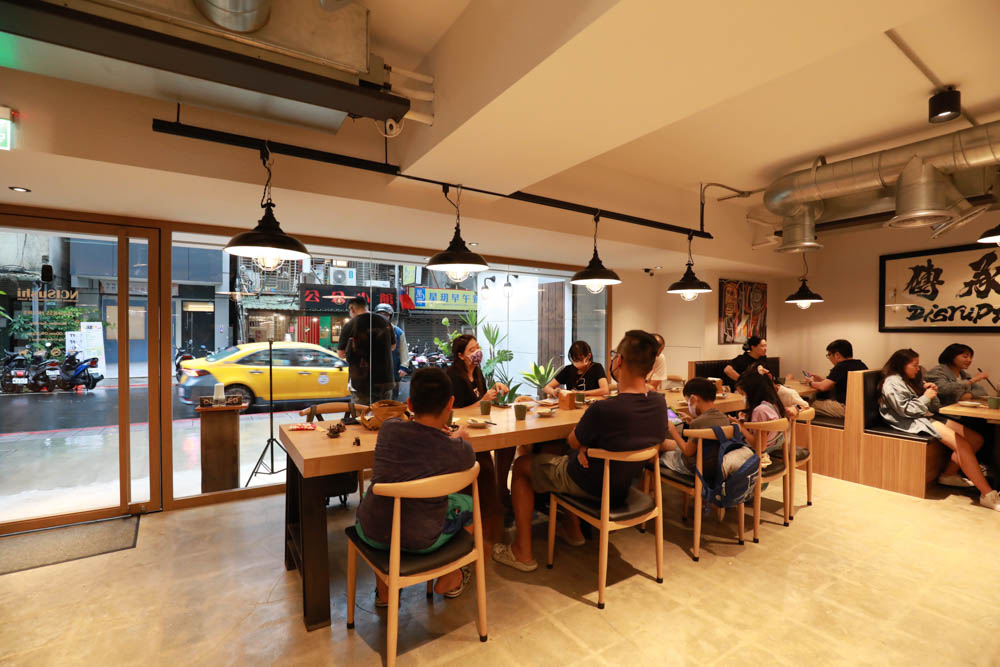 台北松山美食|德相美式加州壽司NCIS Sushi。寵物友善餐廳、驚豔好吃的美式壽司卷 - 第3張圖 台北松山美食|德相美式加州壽司NCIS Sushi。寵物友善餐廳、驚豔好吃的美式壽司卷