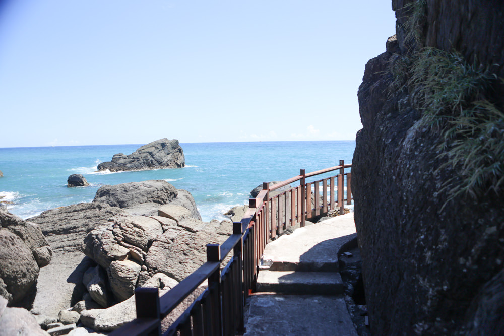宜蘭頭城景點｜北關海潮公園。一線天秘境、絕美天然礁岩海岸步道、寵物友善景點、免門票、頭城看海秘境