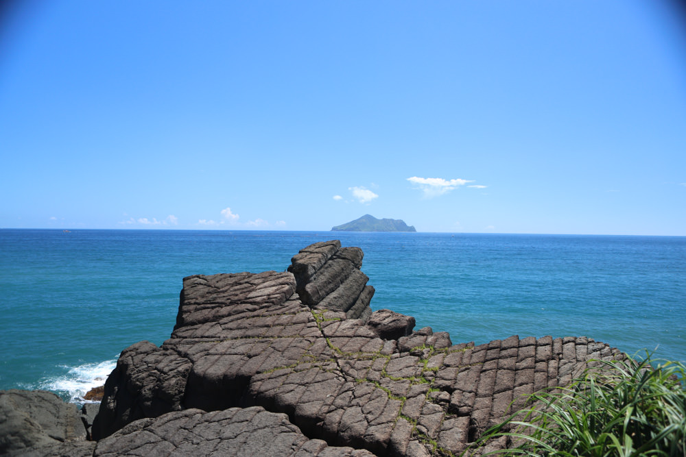 宜蘭頭城景點｜北關海潮公園。一線天秘境、絕美天然礁岩海岸步道、寵物友善景點、免門票、頭城看海秘境