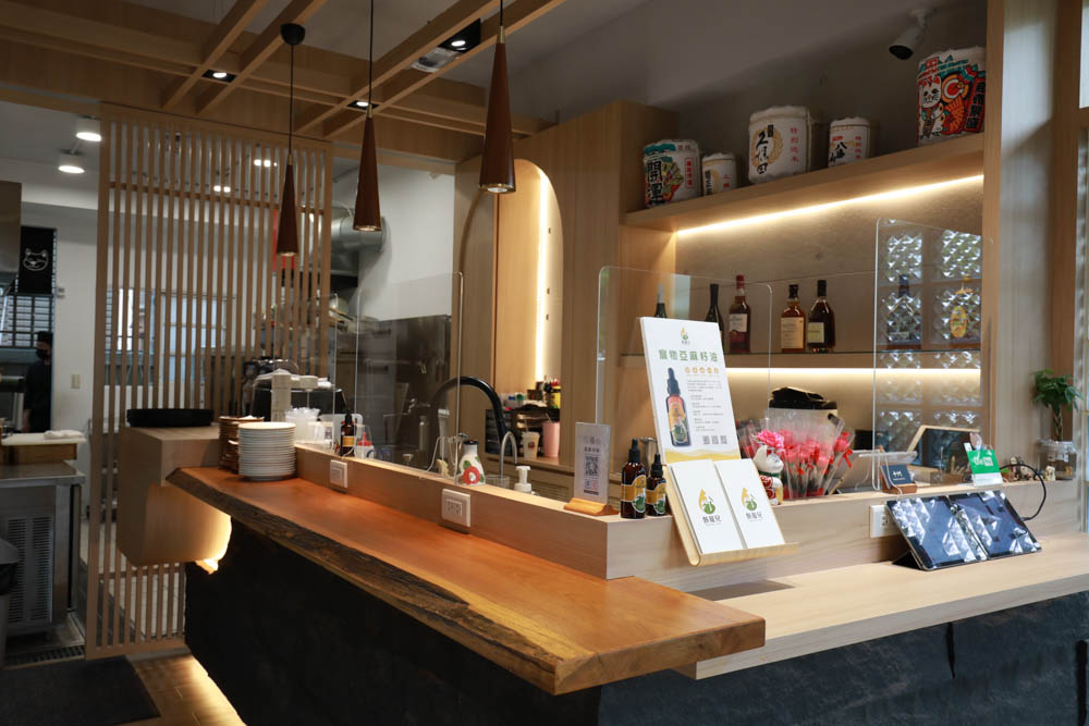 台中美食｜千汌日本料理 にほんりょうり。台中寵物友善餐廳、豪華免費寵物握壽司鮮食餐、包廂設計、寵物友善日料！！