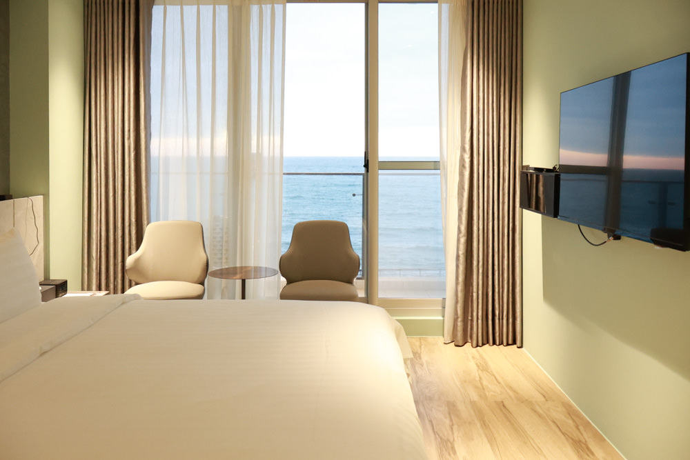 新北石門、北海岸海景住宿推薦｜半島海悅渡假會館：每一間都能帶毛孩入住，超美落地窗海景房必住！寵物友善民宿、北海岸寵物友善住宿