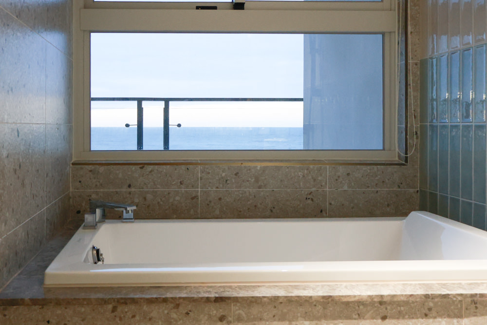 新北石門、北海岸海景住宿推薦｜半島海悅渡假會館：每一間都能帶毛孩入住，超美落地窗海景房必住！寵物友善民宿、北海岸寵物友善住宿