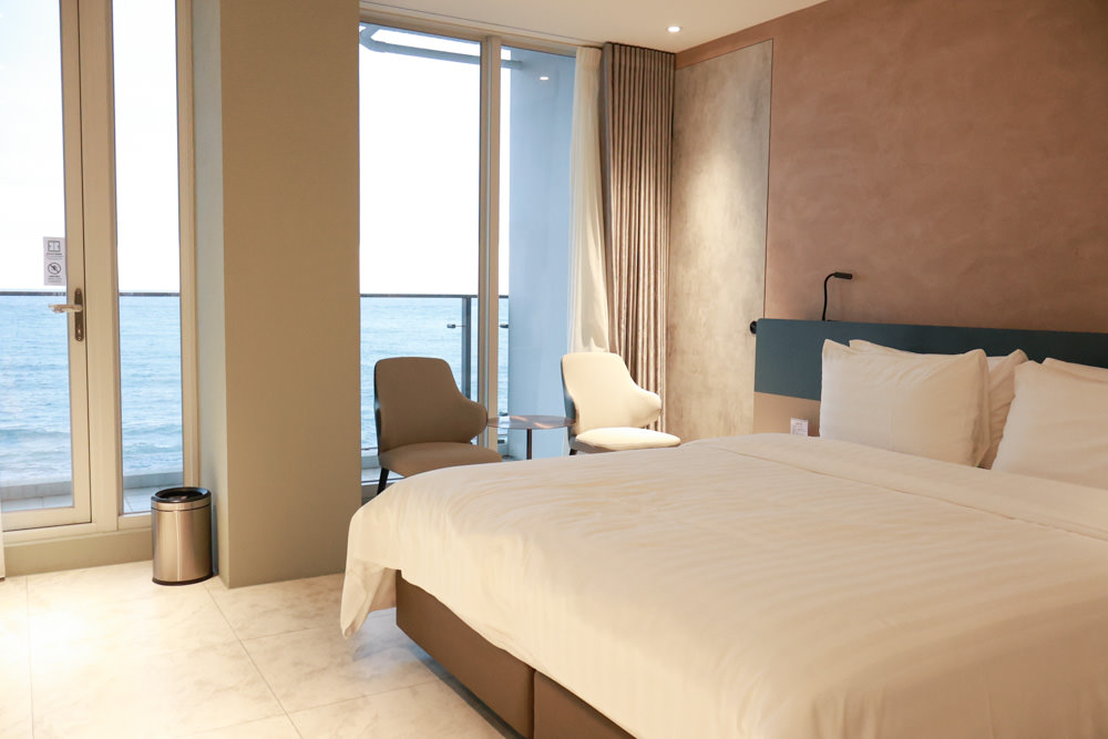 新北石門、北海岸海景住宿推薦｜半島海悅渡假會館：每一間都能帶毛孩入住，超美落地窗海景房必住！寵物友善民宿、北海岸寵物友善住宿