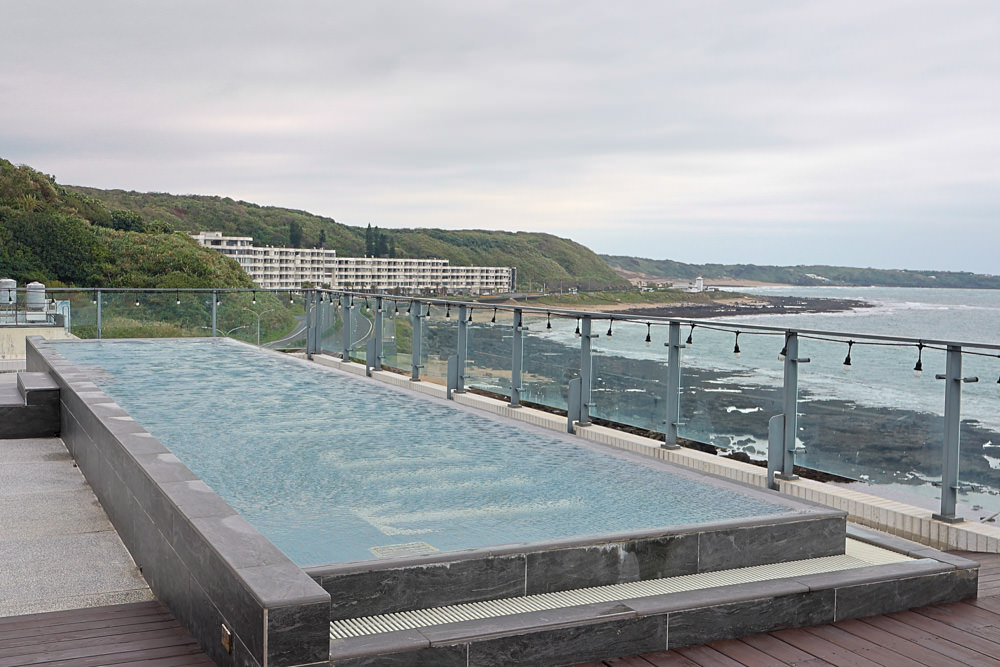 新北石門、北海岸海景住宿推薦｜半島海悅渡假會館：每一間都能帶毛孩入住，超美落地窗海景房必住！寵物友善民宿、北海岸寵物友善住宿