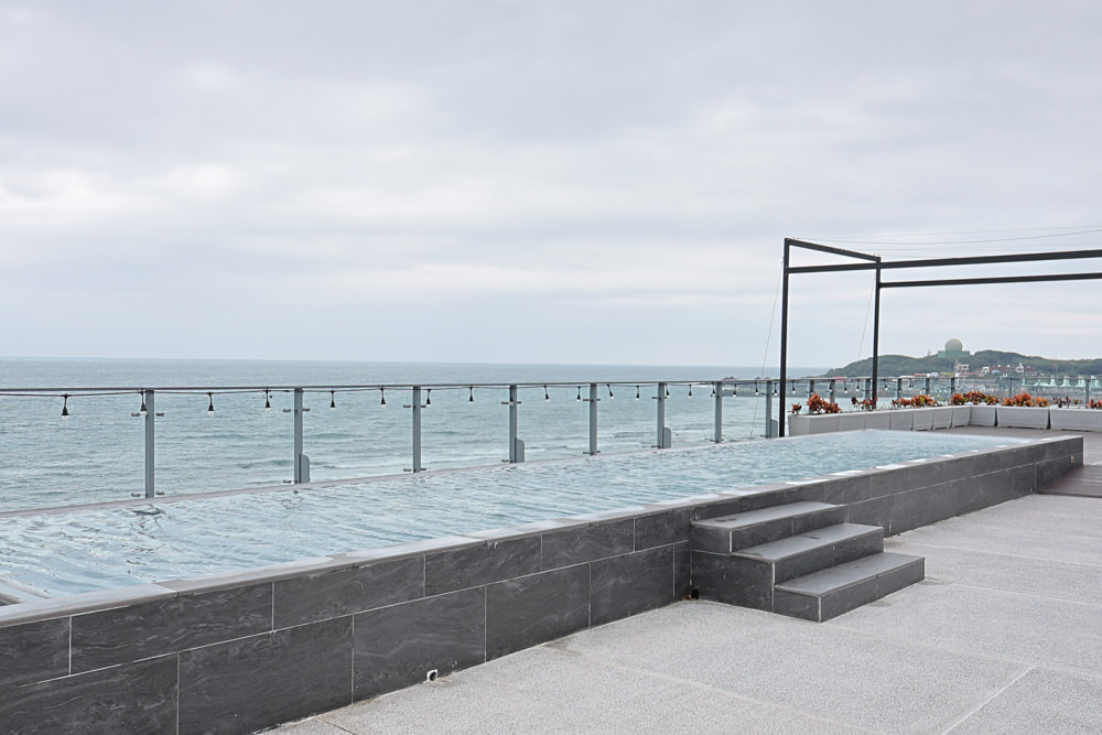 新北石門、北海岸海景住宿推薦｜半島海悅渡假會館：每一間都能帶毛孩入住，超美落地窗海景房必住！寵物友善民宿、北海岸寵物友善住宿