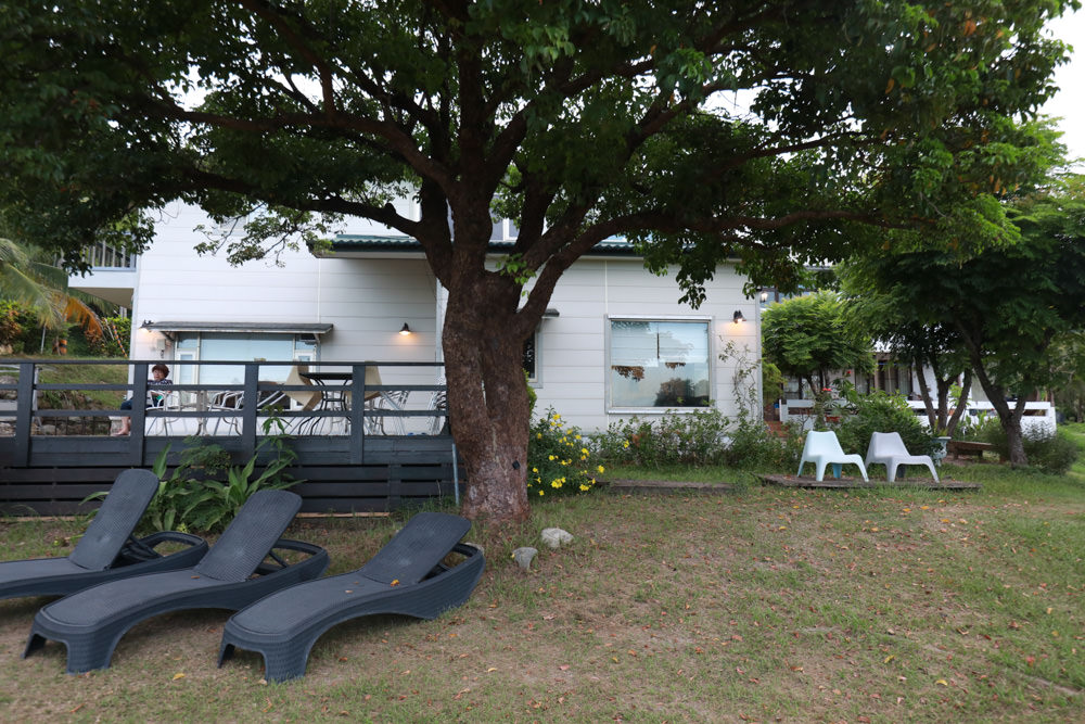 台東東河南八里民宿。寵物友善民宿、坐擁絕美太平洋海景、倚靠都蘭山、綠意盎然大草原！