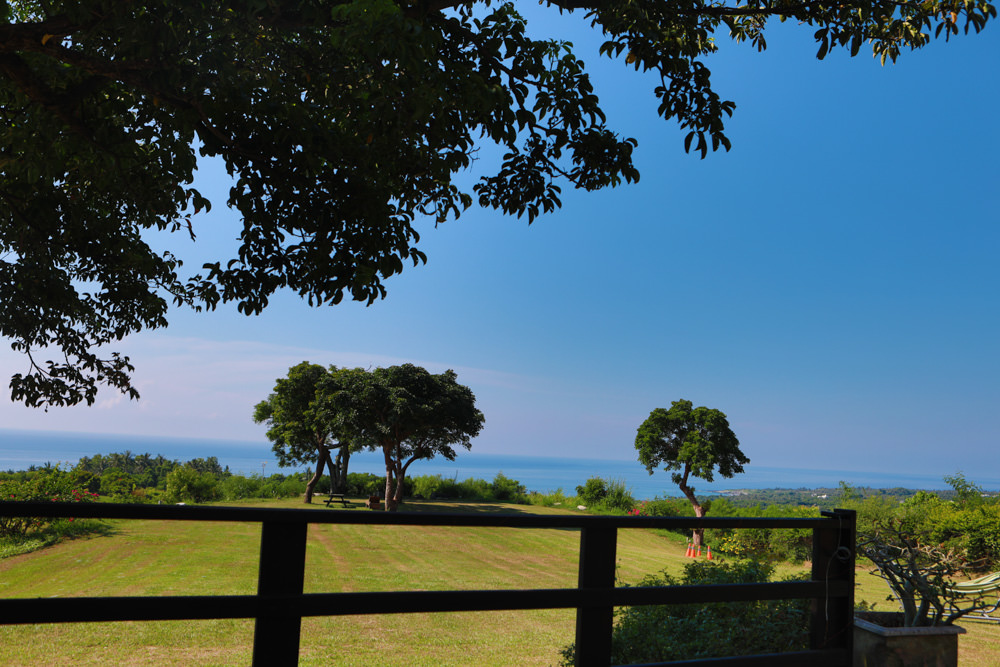 台東東河南八里民宿。寵物友善民宿、坐擁絕美太平洋海景、倚靠都蘭山、綠意盎然大草原！