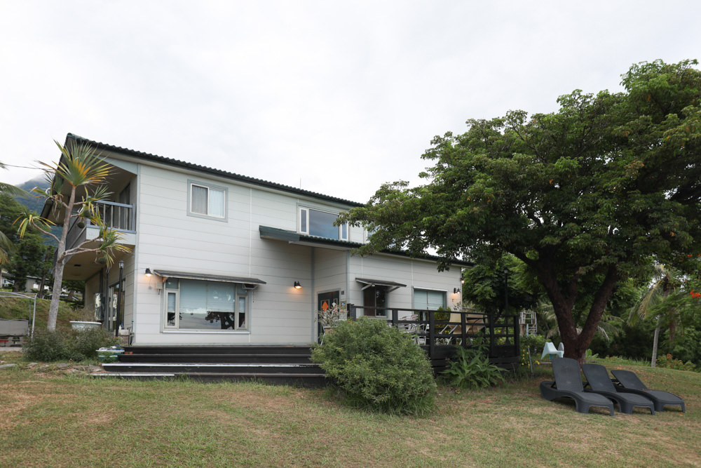 台東東河南八里民宿。寵物友善民宿、坐擁絕美太平洋海景、倚靠都蘭山、綠意盎然大草原！