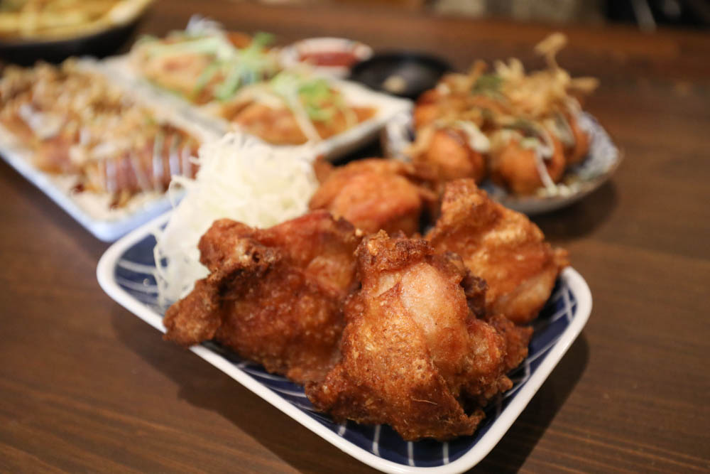 南投埔里美食｜犬侍拉麵。寵物友善餐廳、湯頭濃郁的美味日式拉麵、炸雞煎餃也很道地！