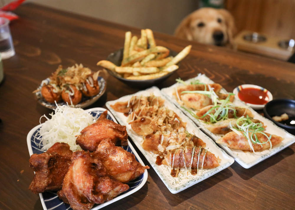 南投埔里美食｜犬侍拉麵。寵物友善餐廳、湯頭濃郁的美味日式拉麵、炸雞煎餃也很道地！