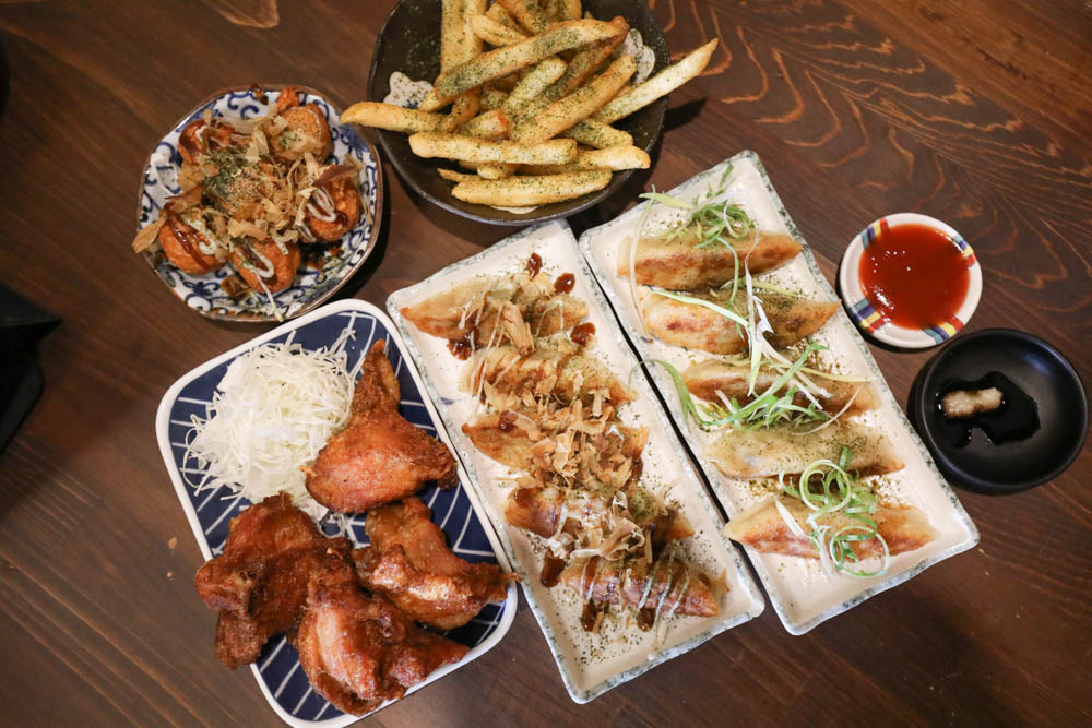 南投埔里美食｜犬侍拉麵。寵物友善餐廳、湯頭濃郁的美味日式拉麵、炸雞煎餃也很道地！