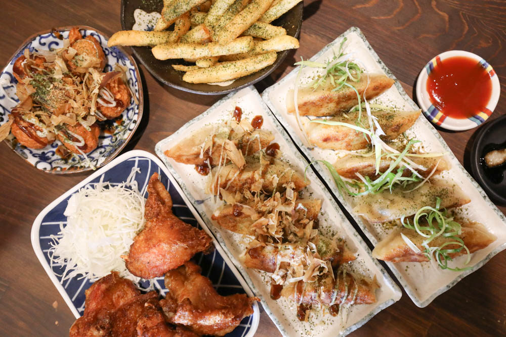 南投埔里美食｜犬侍拉麵。寵物友善餐廳、湯頭濃郁的美味日式拉麵、炸雞煎餃也很道地！