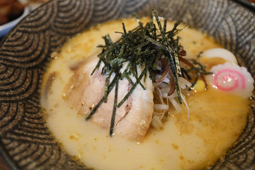 南投埔里美食｜犬侍拉麵。寵物友善餐廳、湯頭濃郁的美味日式拉麵、炸雞煎餃也很道地！