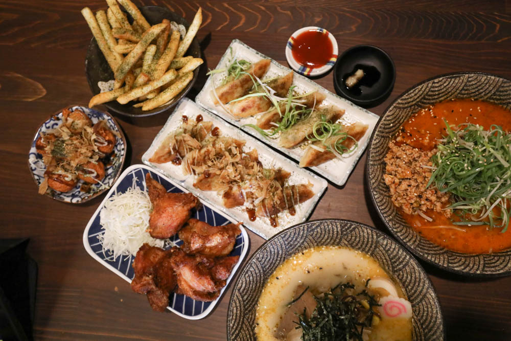 南投埔里美食｜犬侍拉麵。寵物友善餐廳、湯頭濃郁的美味日式拉麵、炸雞煎餃也很道地！