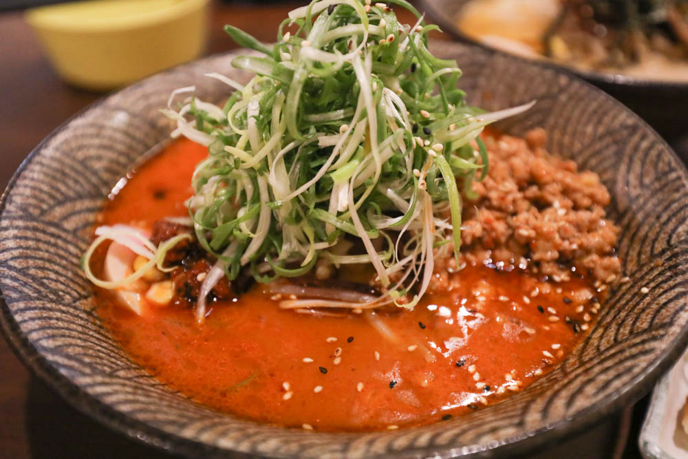 南投埔里美食｜犬侍拉麵。寵物友善餐廳、湯頭濃郁的美味日式拉麵、炸雞煎餃也很道地！