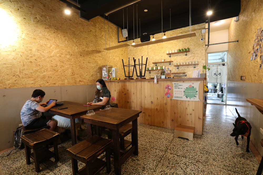 南投埔里美食｜犬侍拉麵。寵物友善餐廳、湯頭濃郁的美味日式拉麵、炸雞煎餃也很道地！