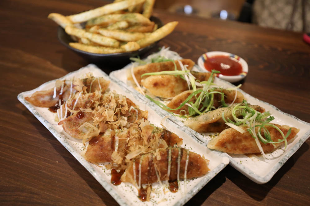 南投埔里美食｜犬侍拉麵。寵物友善餐廳、湯頭濃郁的美味日式拉麵、炸雞煎餃也很道地！