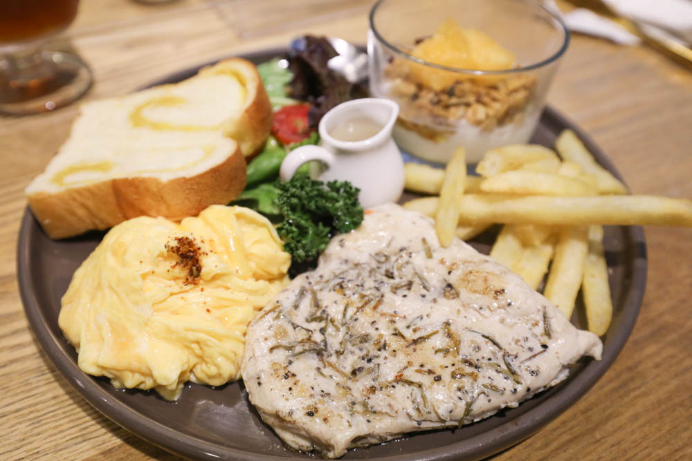 南投埔里美食｜肆盒院。繽紛貨櫃屋網美餐廳、精緻早午餐、寵物友善餐廳、舒肥料理、特色美食