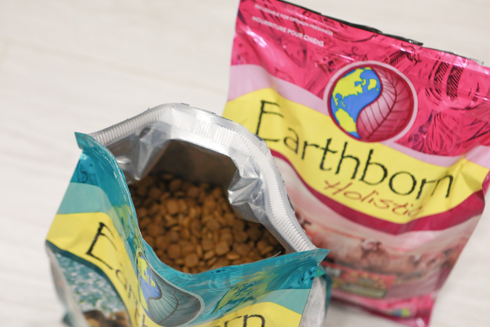 WDJ 寵物飼料推薦｜Earthborn原野優越犬糧。無穀低敏狗飼料開箱、低敏配方寵物飼料、高適口性寵物無穀飼料、挑嘴狗推薦、王品寵物評價