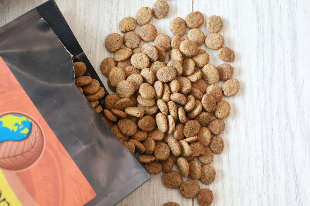 WDJ 寵物飼料推薦｜Earthborn原野優越犬糧。無穀低敏狗飼料開箱、低敏配方寵物飼料、高適口性寵物無穀飼料、挑嘴狗推薦、王品寵物評價